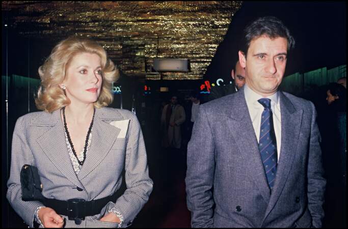 Catherine Deneuve et Pierre Lescure arrivent en couple à la première du film "Partir revenir", en 1985.