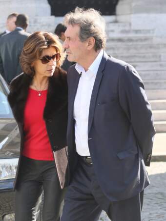 Jean-Jacques Bourdin et sa femme Anne Nivat aux obsèques de Jean-Noël Tassez, au Père Lachaise, le 9 octobre 2015