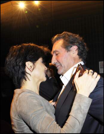 Jean-Jacques Bourdin et sa femme Anne Nivat à la Scam à Paris, en novembre 2010. Le journaliste y reçoit le prix Philippe Caloni du meilleur intervieweur 2010.