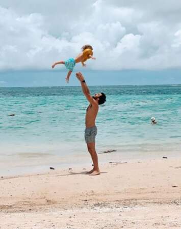 Amir s'amusant avec son fils Mikhaël sur la plage, en janvier 2022