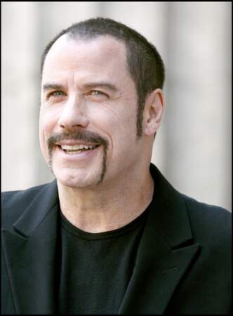 John Travolta avec une drôle de moustache en 2008