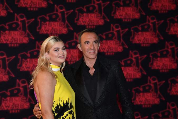 Louane lors de la 23ème édition des NRJ Music Awards 2021 au Palais des Festivals de Cannes, le 20 novembre 2021, aux côtés de Nikos Aliagas, ravi de voir que l'ancienne candidate de The Voice est devenue une rayonnante mère de famille
