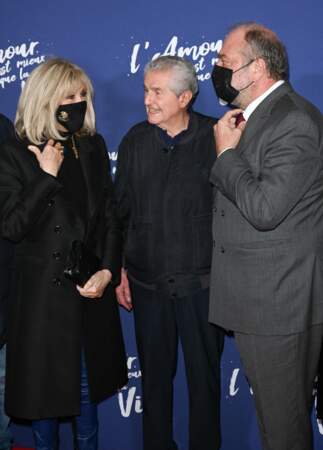 Brigitte Macron, Claude Lelouch et Eric Dupond-Moretti pour l'avant-première du film, "L'amour c'est mieux que la vie" réalisé par Claude Lelouch, le 17 janvier 2022. 