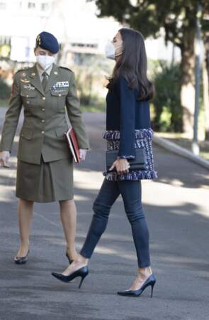 La reine Letizia d'Espagne se dirigeant vers le conseil d'administration du Patronato de Huérfanos del Ejército de Tierra, qui se réunit à l'occasion de son 150e anniversaire à Madrid, le 18 février 2022. 