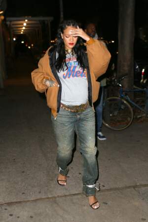 Rihanna porte un jean délavé, parsemé de multiple strass colorés
