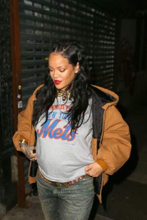 Côté maquillage, Rihanna porte son célèbre rouge à lèvre carmin, peut-être issu de sa collection Fenty Beauty