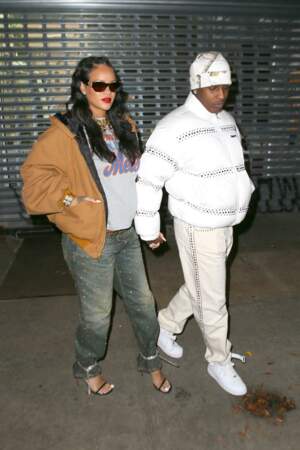 Cependant, cette fois-ci, Rihanna dissimule son ventre (très) arrondi derrière un T-shirt moulant à l’effigie des Mets.