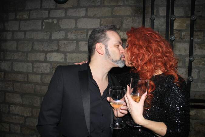 Cindy Sander embrasse son mari Sébastien Braun lors de la soirée d'ouverture du "Faust Club Restaurant Bar" sous le pont Alexandre III, à Paris, le 19 février 2022
