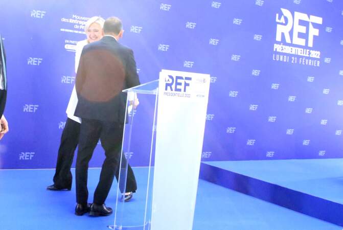 L'étonnante poignée de main entre Marine Le Pen et Éric Zemmour lors d'un grand oral devant le Medef, le lundi 21 février 2022.