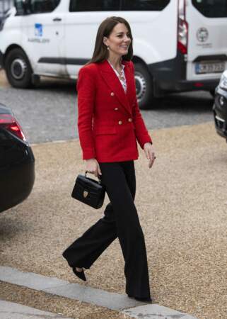 En guise d'accessoires, Kate Middleton a misé sur l'un de ses accessoires fétiches : son mini-sac noir en cuir de crocodile du créateur et fabricant londonien Aspinal of London. 