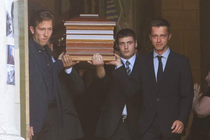 Romain Redler et Jim Redler (les fils de Thierry Redler) aux obsèques de  leur père, Thierry Redler en présence de sa famille, le 5 août 2014.  