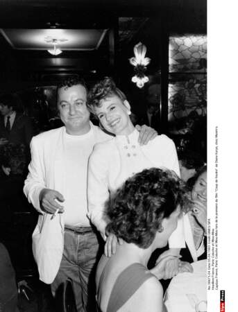 Coluche et Miou-Miou lors de la première du film "Coup de fou    dre" de Diane Kurys, chez Maxim's, en 1983.