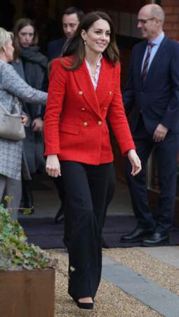De passage en solitaire au Danemark pour deux jours, ce mardi 22 février, la duchesse de Cambridge a recyclé son blazer rouge de la marque espagnole Zara, à 59,95 €. 