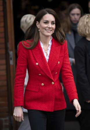 Rayonnante en rouge flamboyant, la duchesse de Cambridge a recyclé son blazer accessible, signé Zara. 