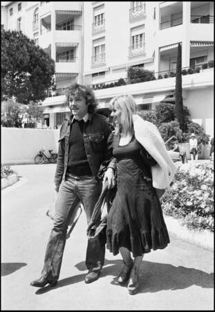 Miou-Miou et Patrick Dewaere lors d'une balade en marge du Festival de Cannes, en 1974. 