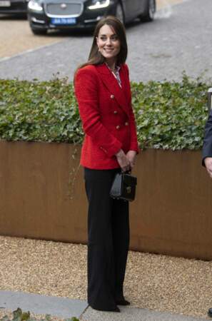 En guise d'accessoires, Kate Middleton a misé sur l'un de ses accessoires fétiches : son mini-sac noir en cuir de crocodile du créateur et fabricant londonien Aspinal of London. 