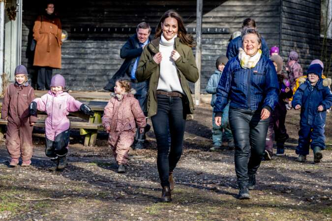 Kate Middleton, souriante durant sa sortie dans une forêt avec des enfants du Centre de la Fondation royale pour la petite enfance lors de son voyage au Danemark, le 23 février 2022.