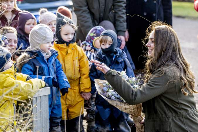 Kate Middleton qui reçoit un bouquet de fleurs de la part des enfants du Centre de la Fondation royale pour la petite enfance lors de son voyage au Danemark, le 23 février 2022.