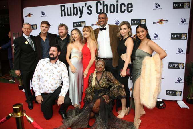 L'équipe du film "Ruby's Choice" posent devant l'objectif des photographes, en amont de l'avant-première. 