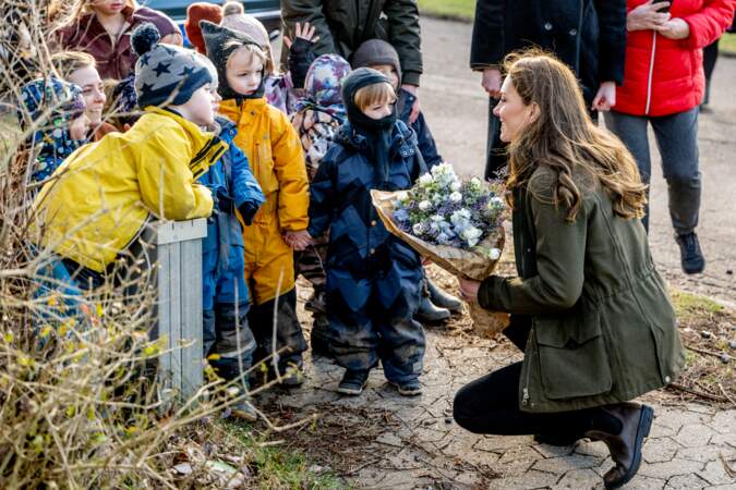 Kate Middleton recevant des fleurs de la part des enfants du Centre de la Fondation royale pour la petite enfance lors de son voyage au Danemark, le 23 février 2022.