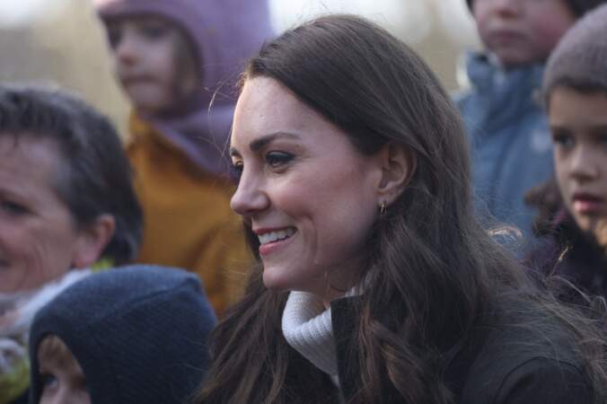 Kate Middleton souriante aux côtés des enfants du Centre de la Fondation royale pour la petite enfance, lors de son voyage au Danemark, le 23 février 2022.
