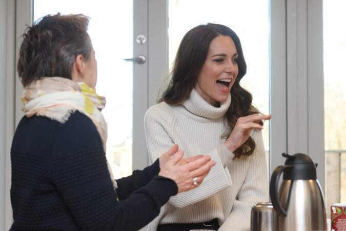 Kate Middleton, riant aux éclats durant sa visite au Centre de la Fondation royale pour la petite enfance lors de son voyage au Danemark, le 23 février 2022.