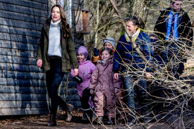 Kate Middleton, suivie par des enfants les enfants du Centre de la Fondation royale pour la petite enfance lors de son voyage au Danemark, le 23 février 2022.