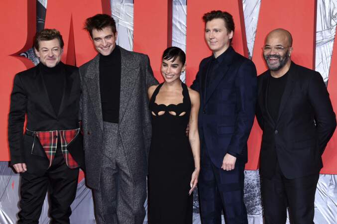 Les stars de The Batman, Andy Serkis, Robert Pattinson, Zoé Kravitz, Paul Dano et Jeffrey Wright, prennent la pose à la première du film, à Londres, le 23 février 2022.