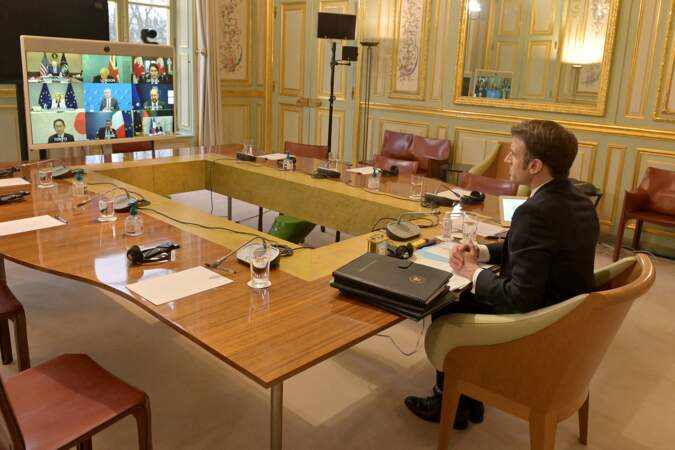 Emmanuel Macron échange avec les dirigeants du G7 après l'attaque russe de l'Ukraine, au Palais de l'Élysée, le jeudi 24 février 2022.