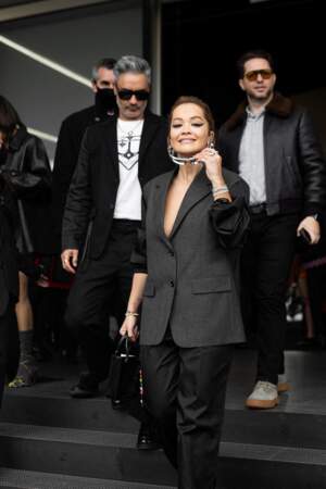 La chanteuse britannique Rita Ora et son compagnon, le réalisateur néo-zélandais Taika Waititi au défilé Prada lors de la Fashion Week à Milan, le 24 février 2022. 