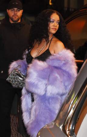 Rihanna enceinte ose un look Gucci à la fashion week à Milan, le 25 février 