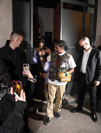 Rihanna et son compagnon Asap Rocky quittent la soirée du défilé Gucci en marge de la fashion week à Milan le 25 février