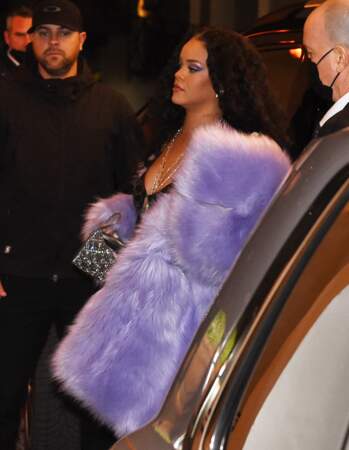 Rihanna photographiée à son arrivée à la soirée du défilé Gucci en marge de la fashion week à Milan le 25 février 