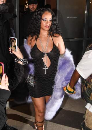 Rihanna dévoile son ventre arrondi dans une mini robe accessoirisé d'un manteau en fourrure violet