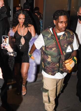 Rihanna tient la main de son compagnon à la sortie du défilé Gucci en marge de la fashion week à Milan le 25 février