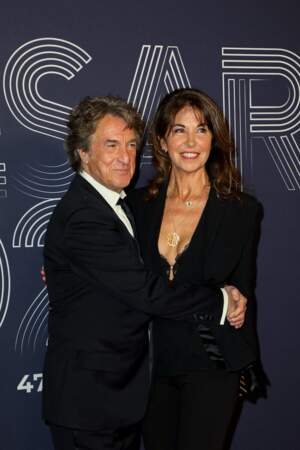 François Cluzet enlace sa femme Narjiss Slaoui-Falcoz lors du photocall de la 47ème édition de la cérémonie des César à l'Olympia à Paris, le 25 février