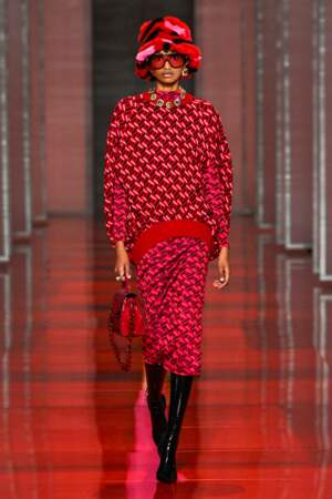 Un superbe mannequin dans une tenue rouge Versace
