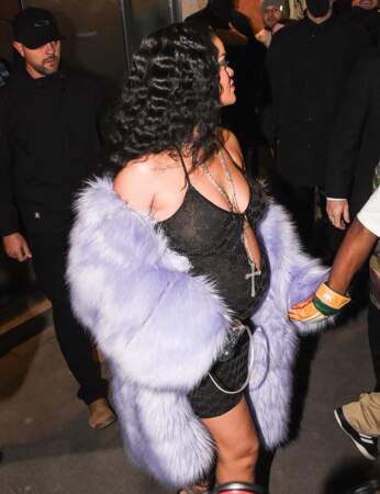 Rihanna dévoile ses nouvelles courbes dans une tenue très sexy à la soirée Gucci, le 25 février 