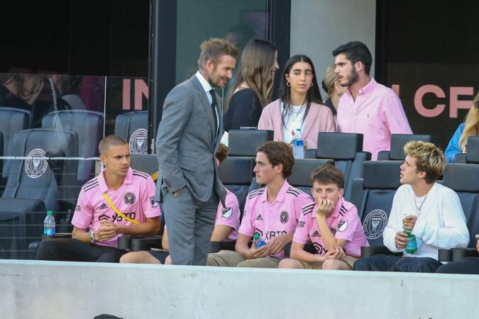 David Beckham et ses fils Romeo a et Cruz au match de football de l'Inter Miami à Fort Lauderdale en Floride le 26 février 2022.