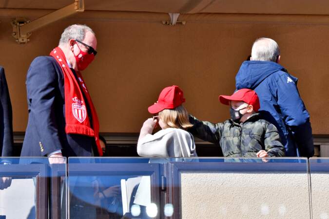 Albert II, Gabriella et Jacques ont chacun un objet aux couleurs de l'équipe de foot de Monaco, le 27 février 2022