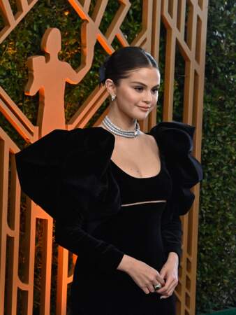 Selena Gomez dans une robe longue noire Oscar de la Renta et bijoux Bulgari