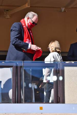 Albert II propose une casquette à sa fille Gabriella pour soutenir l'équipe de foot de Monaco, le 27 février 2022