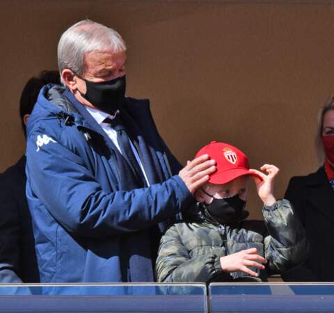 Jacques de Monaco est fier de soutenir son équipe de football avec sa casquette, le 27 février 2022