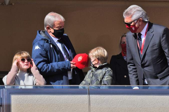 Jacques met une casquette aux couleurs de l'équipe de football de Monaco tandis que Gabriella met des lunettes roses, le 27 février 2022