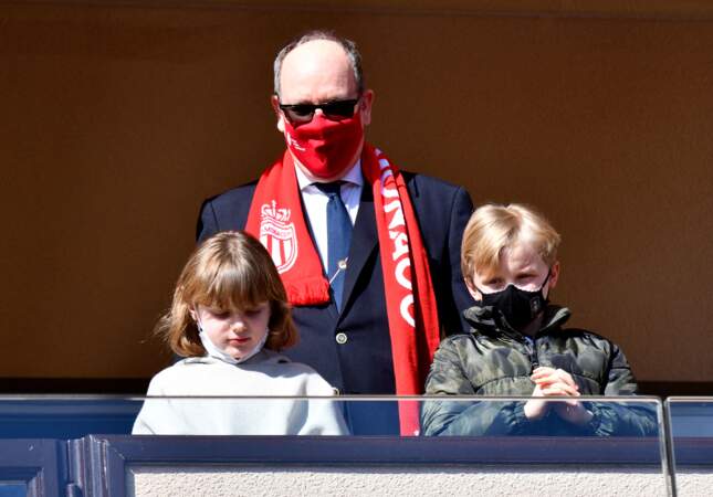 L'époux de Charlene de Monaco et ses enfants en train de regarder avec attention la rencontre sportive du 27 février 2022