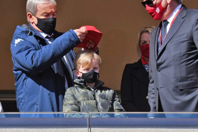 Un homme met une casquette rouge représentant l'équipe de football de Monaco sur la tête de Jacques, le 27 février 2022