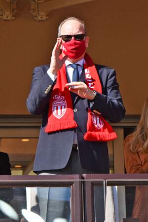 Albert II est venu soutenir Monaco lors du match de football du 27 février 2022 avec un masque et une écharpe aux couleurs de son équipe