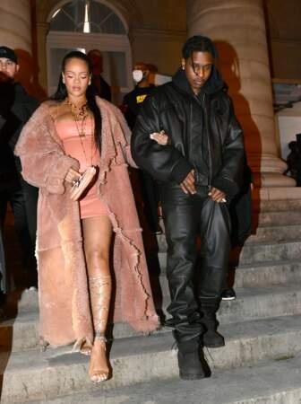Rihanna moule son ventre rond dans une robe en cuir très courte 