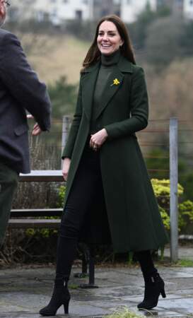 Kate Middleton a rivalisé d'élégance dans un total look vert lors de son déplacement dans la ville de Blaenavon au Pays de Galles, le 1er mars 2022.