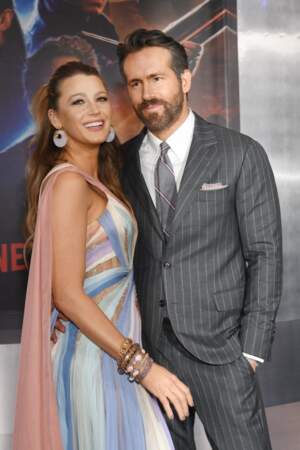 Ryan Reynolds avec sa femme Blake Lively, ravissante avec une demie-queue de cheval, une robe Atelier Versace et de nombreux bracelets